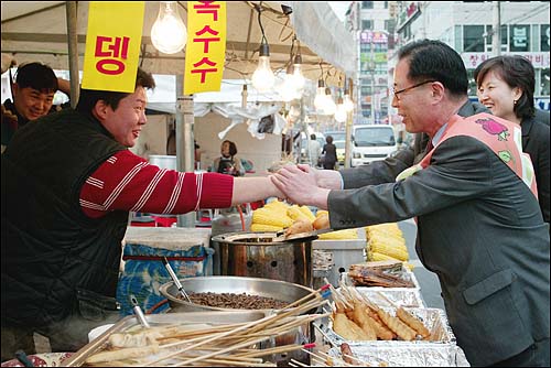 권영길 민주노동당 창원을 후보가 7일 오후 유권자들과 악수를 하며 지지를 호소하고 있다. 